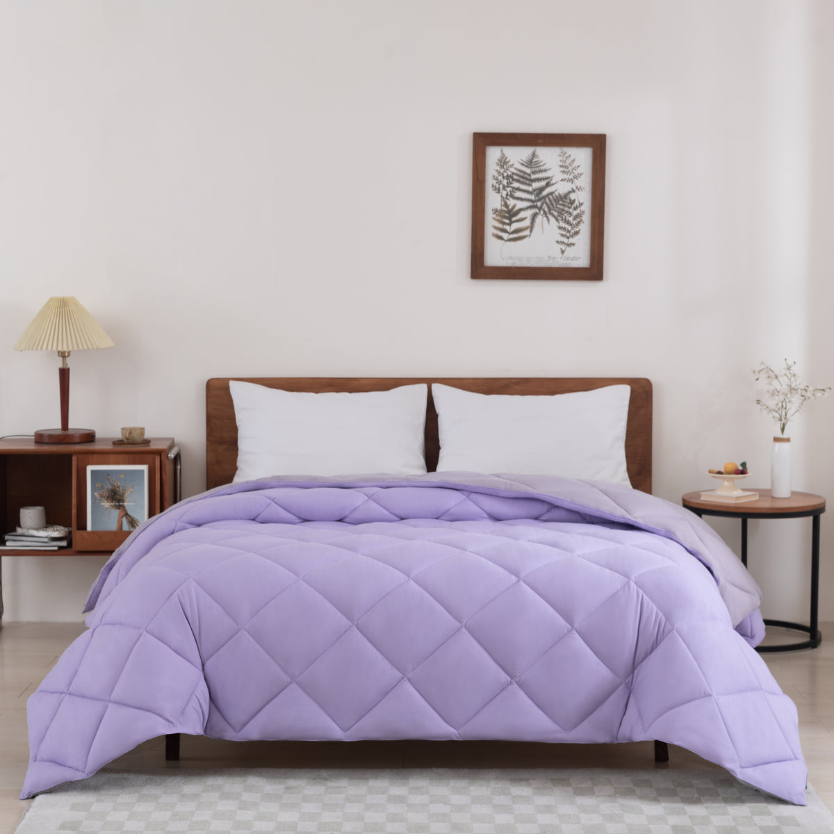 Snoozella ComfyBed Duo Lavendel Paars op een opgemaakt bed – sfeerfoto 2