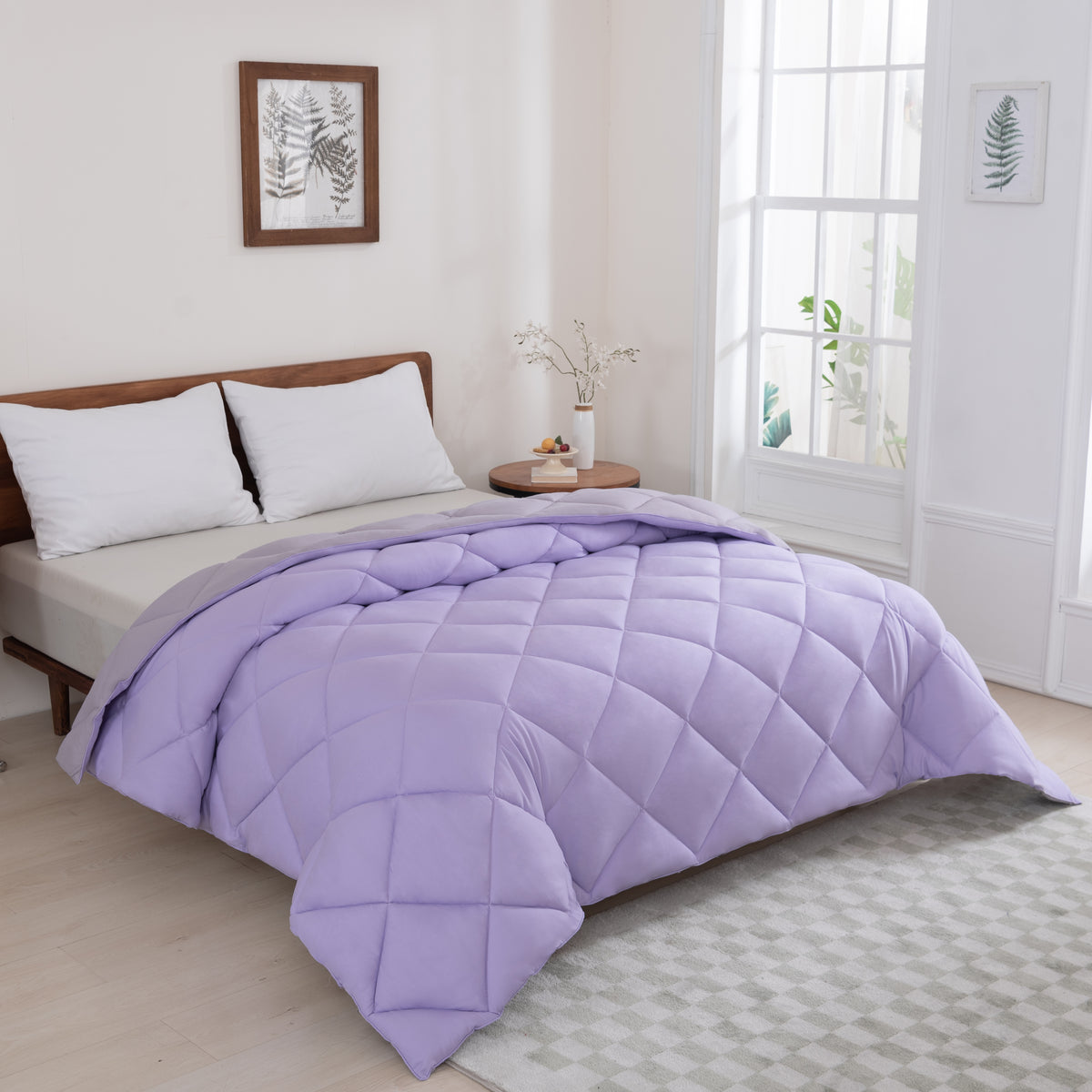 Snoozella ComfyBed Duo Lavendel Paars op een opgemaakt bed – sfeerfoto 3