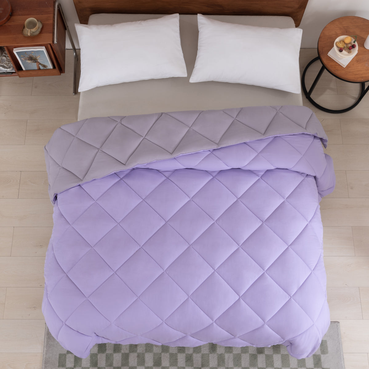 Snoozella ComfyBed Duo Lavendel Paars op een opgemaakt bed – sfeerfoto 4
