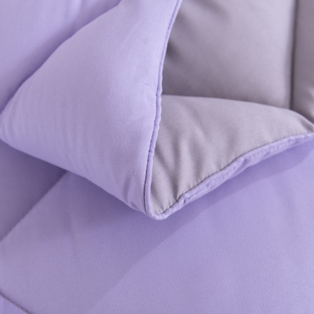 Snoozella ComfyBed Duo Lavendel Paars op een opgemaakt bed – sfeerfoto 6