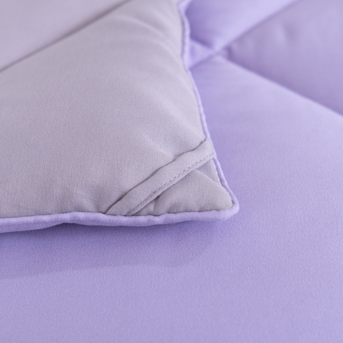 Snoozella ComfyBed Duo Lavendel Paars op een opgemaakt bed – sfeerfoto 5