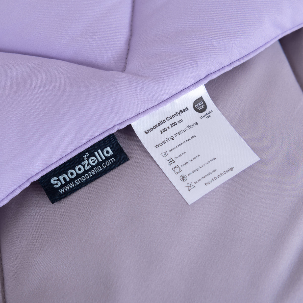 Snoozella ComfyBed Duo Lavendel Paars op een opgemaakt bed – sfeerfoto 7