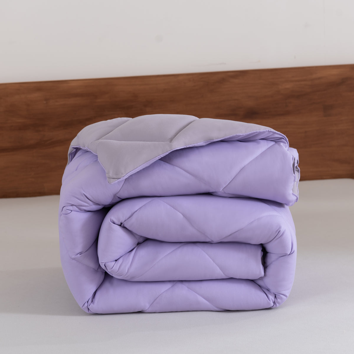 Snoozella ComfyBed Duo Lavendel Paars op een opgemaakt bed – sfeerfoto 1