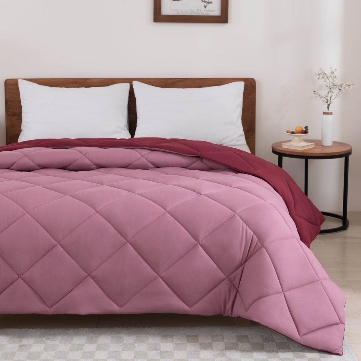 Snoozella ComfyBed Duo Wijn Rood op een opgemaakt bed – sfeerfoto 8