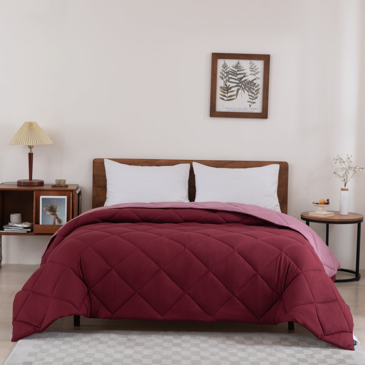 Snoozella ComfyBed Duo Wijn Rood op een opgemaakt bed – sfeerfoto 2