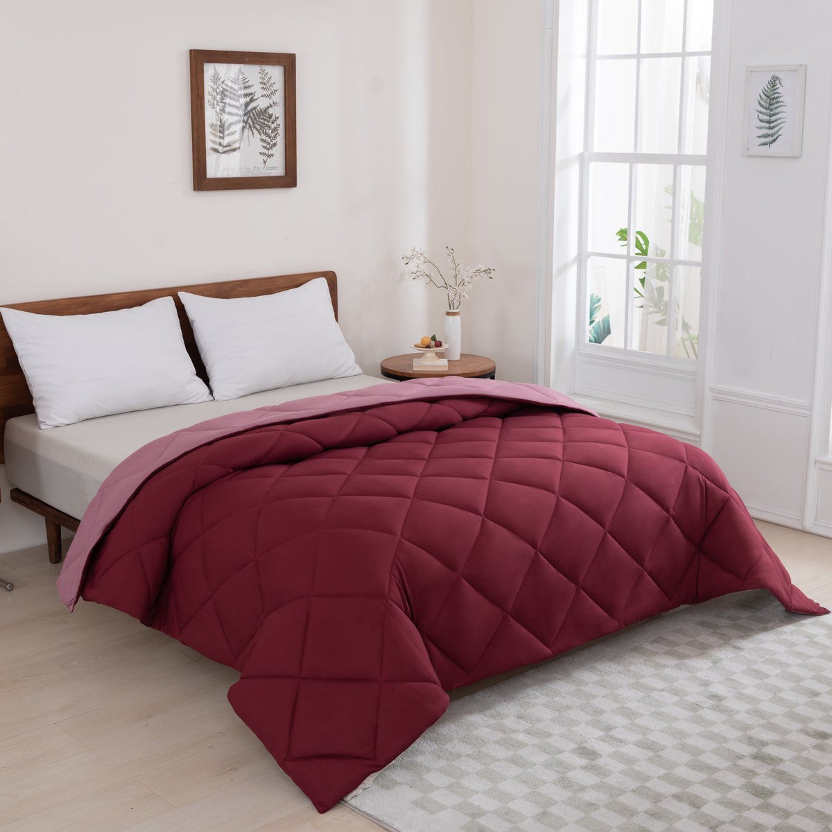 Snoozella ComfyBed Duo Wijn Rood op een opgemaakt bed – sfeerfoto 3