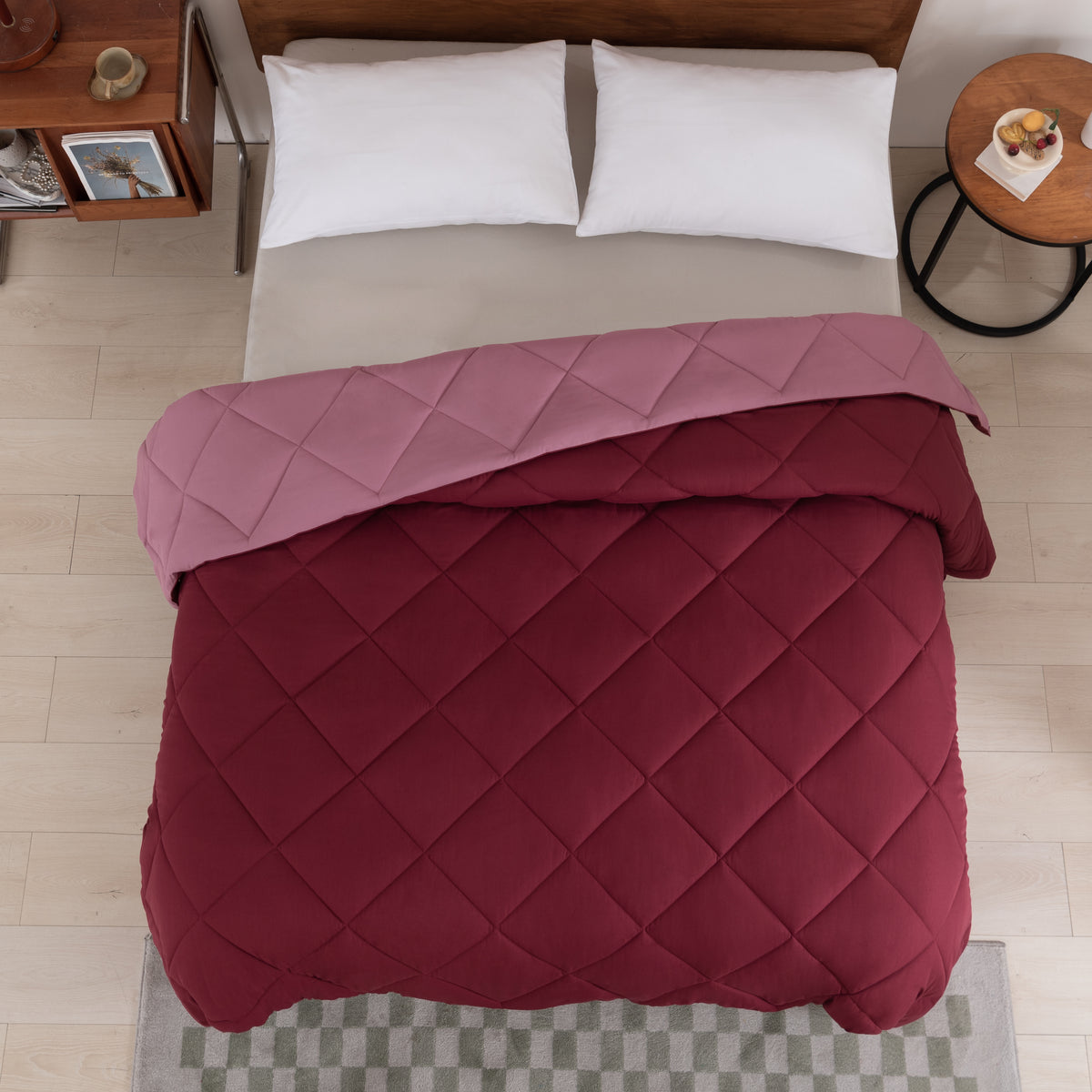 Snoozella ComfyBed Duo Wijn Rood op een opgemaakt bed – sfeerfoto 4