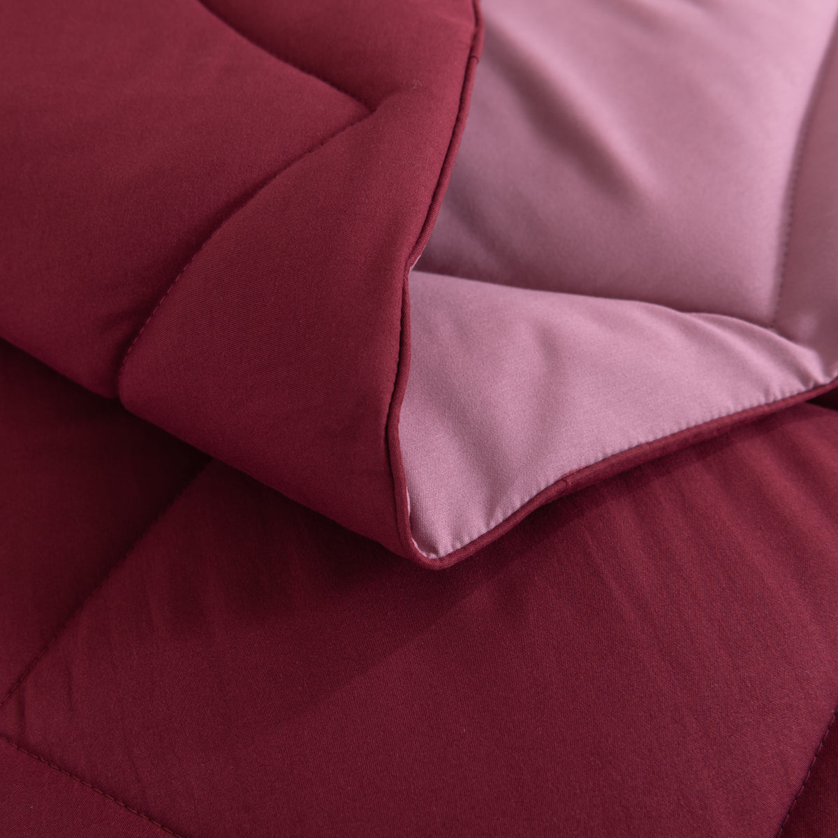 Snoozella ComfyBed Duo Wijn Rood op een opgemaakt bed – sfeerfoto 5