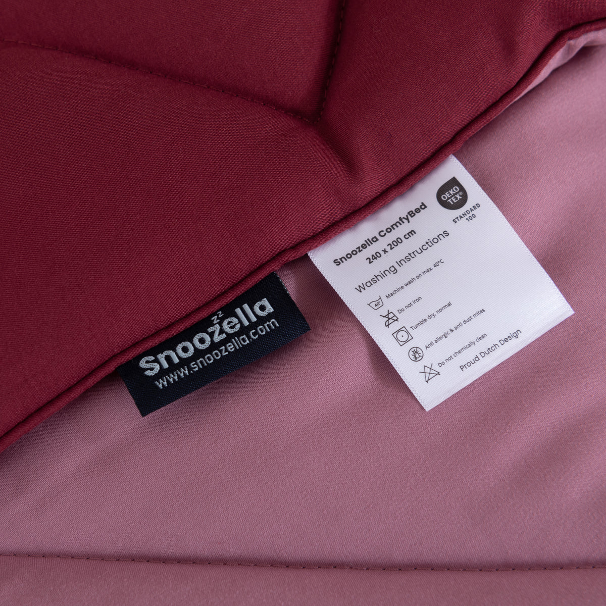 Snoozella ComfyBed Duo Wijn Rood op een opgemaakt bed – sfeerfoto 7