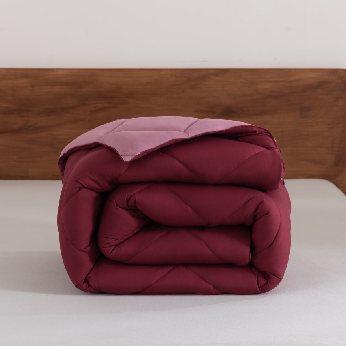 Snoozella ComfyBed Duo Wijn Rood op een opgemaakt bed – sfeerfoto 1
